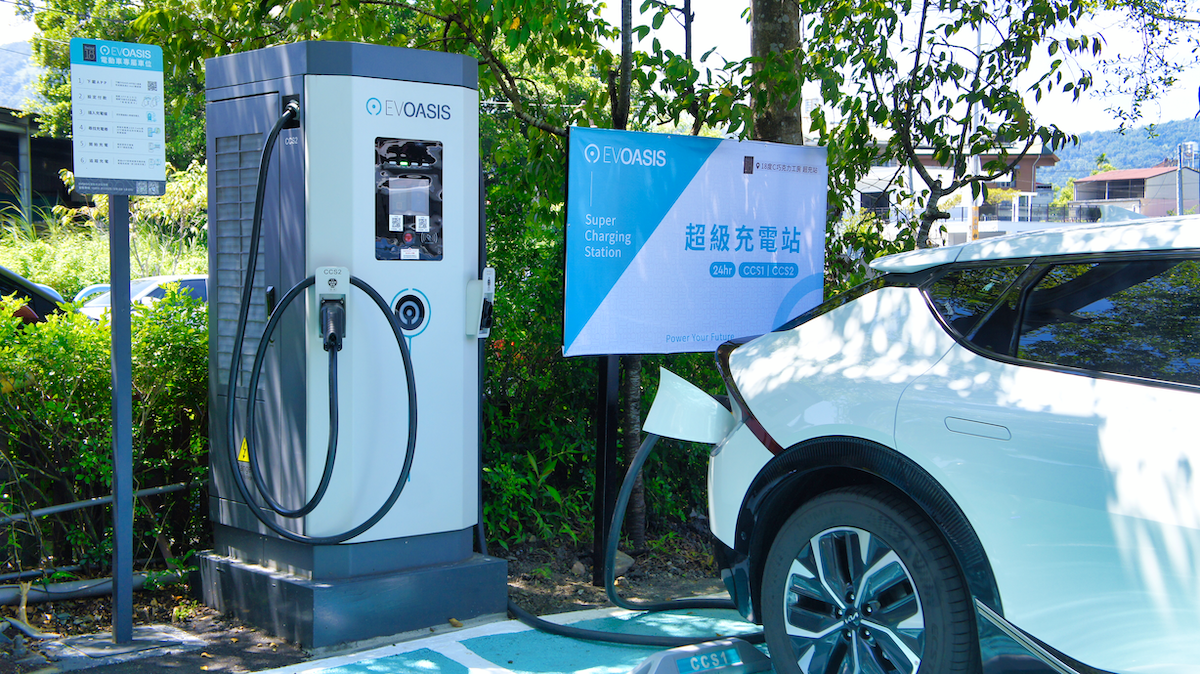EVOASIS與18度C首座120kW超充站,提供CCS1跟CCS2槍頭