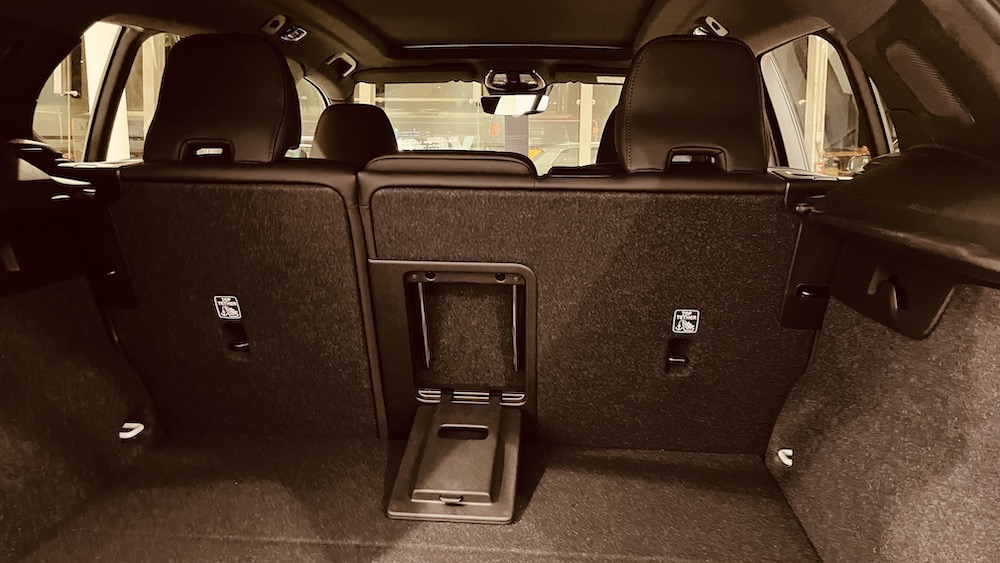 VOLVO C40 後座椅